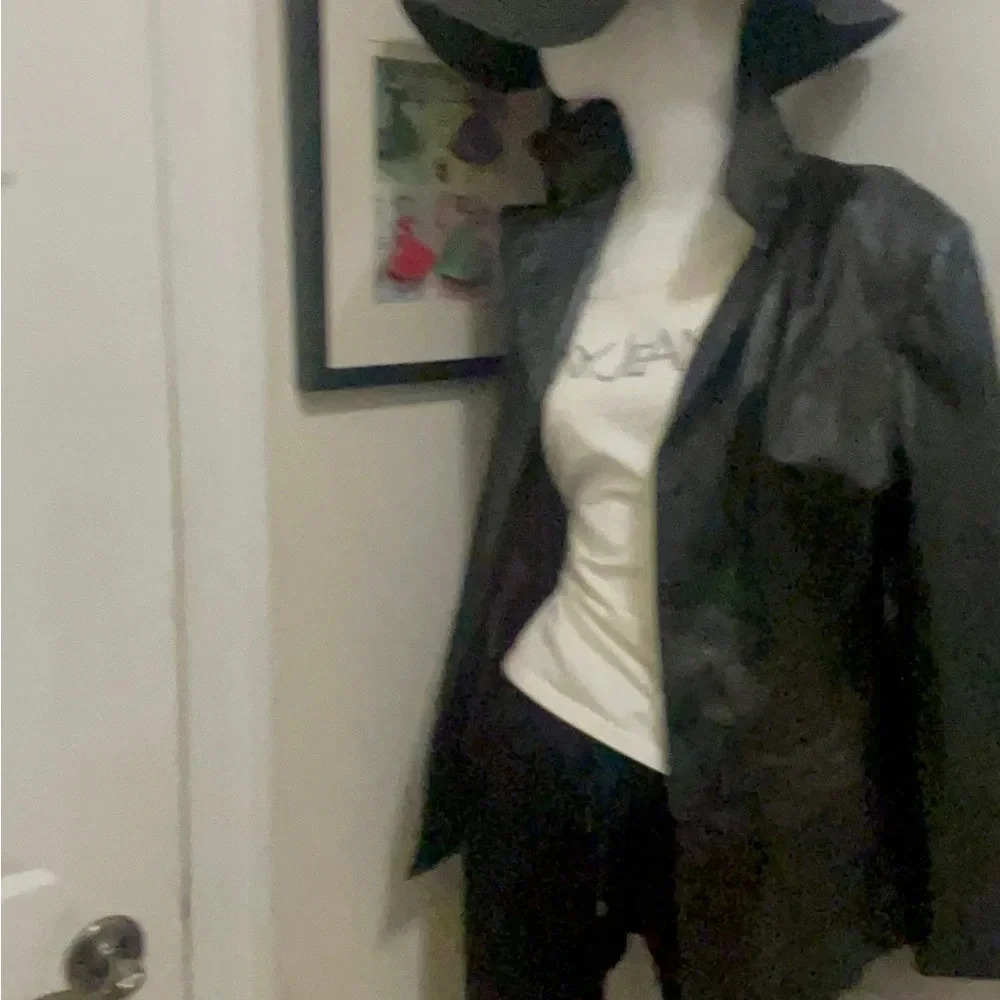 Wilson's leather 100% leather jacket is soft and shiny. Beautiful design - Picture 16 of 16